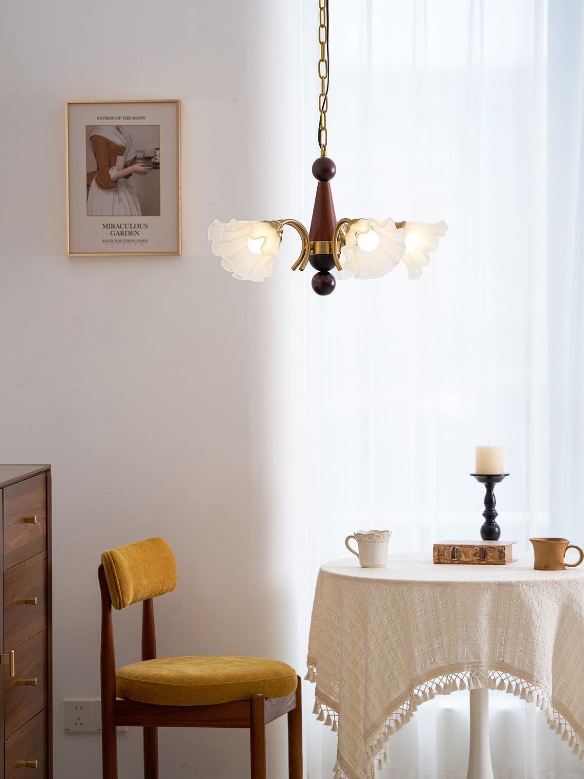 Ilvinanin perinteinen elegantti puu- ja lasikruunu