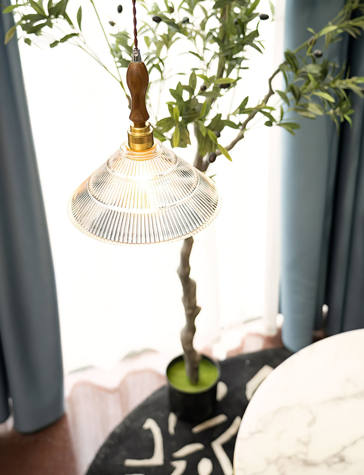 Arcara vintage-pendellampe i rillet glas og træ