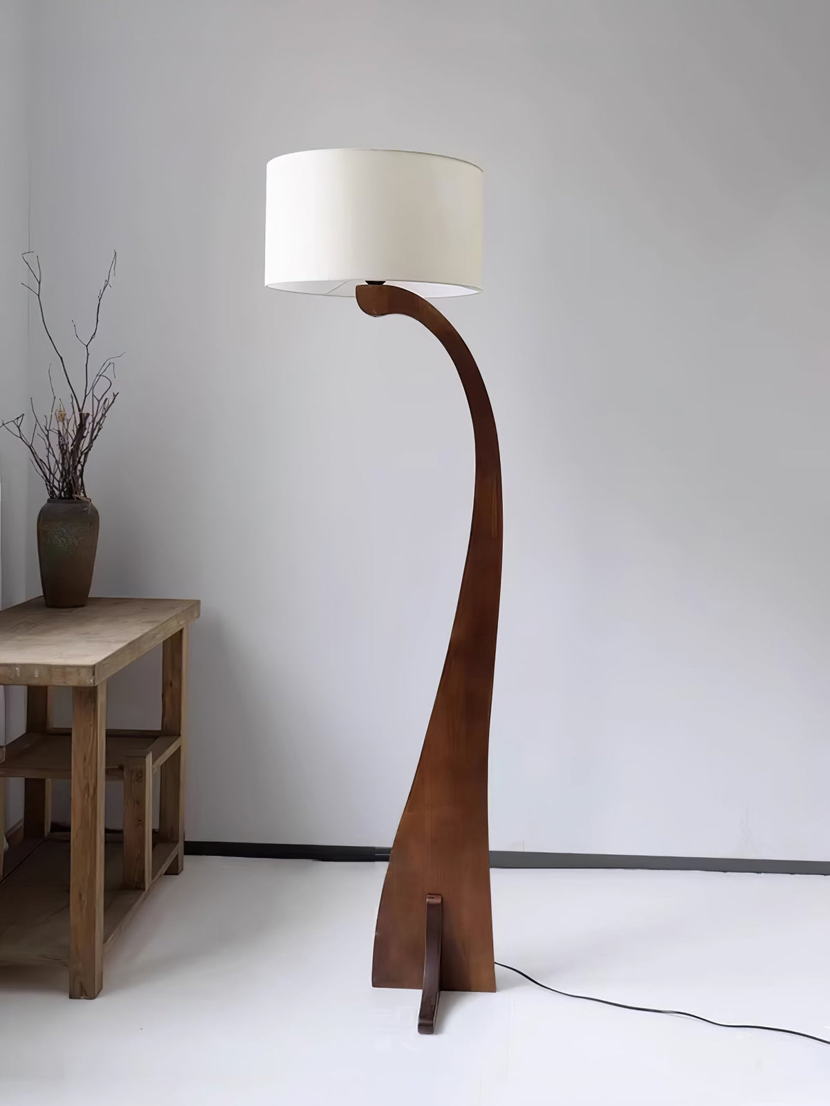 Viraineria nordisk buet gulvlampe