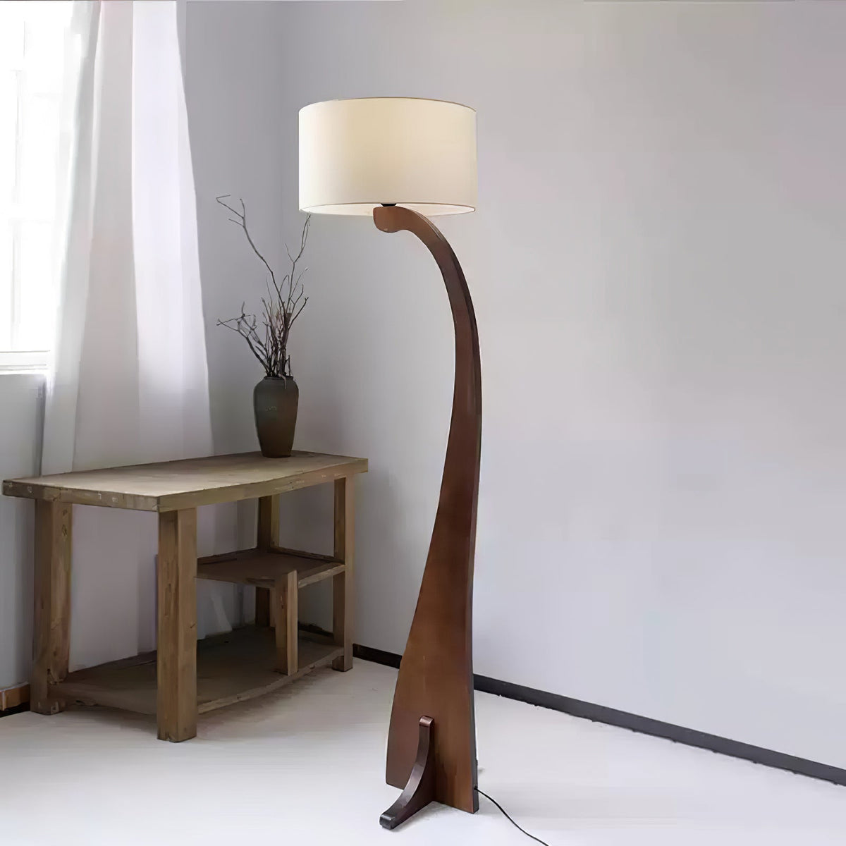 Viraineria nordisk buet gulvlampe
