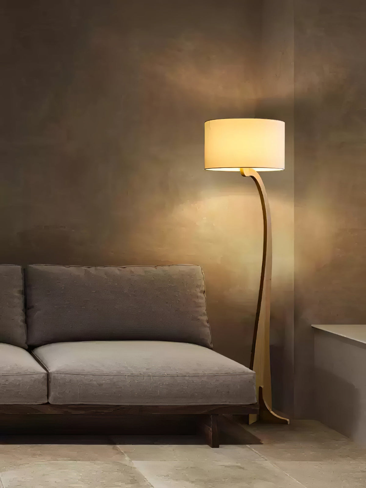 Viraineria nordisk buet gulvlampe