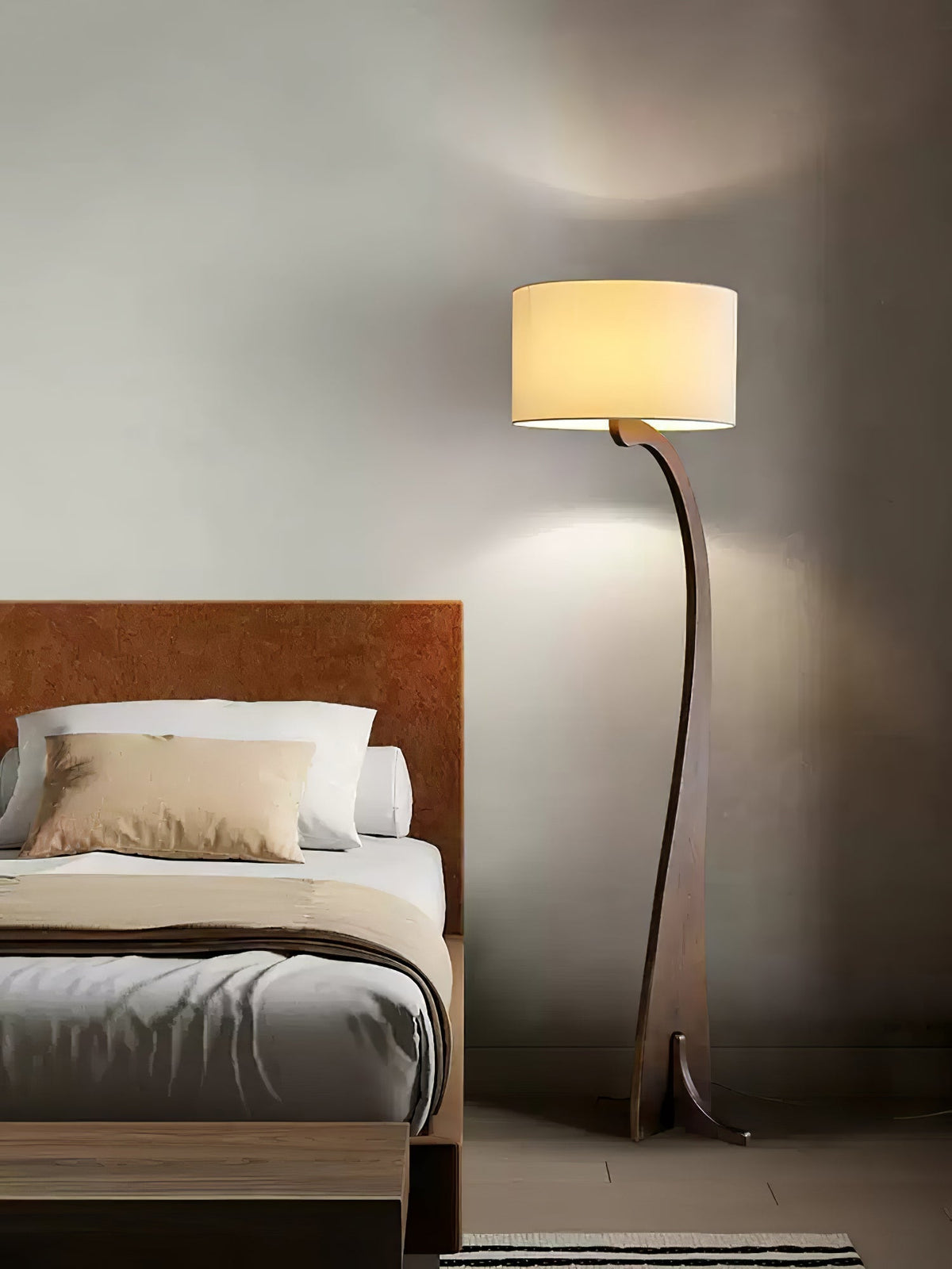 Viraineria nordisk buet gulvlampe