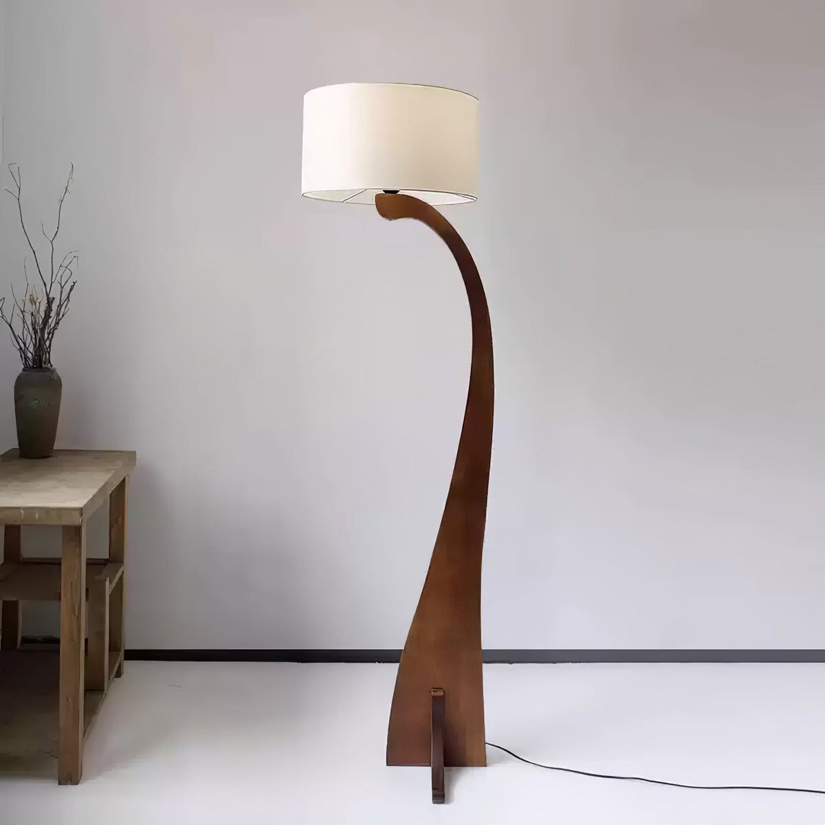 Viraineria nordisk buet gulvlampe