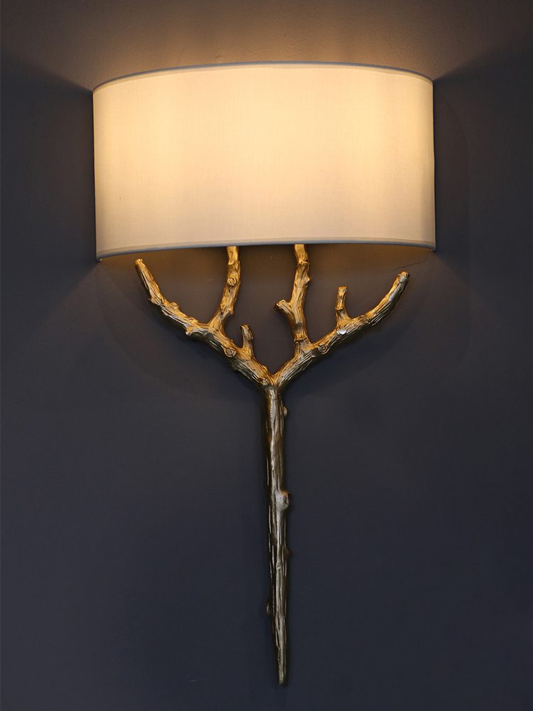 Ceryndir vägglampa med horn i mässing