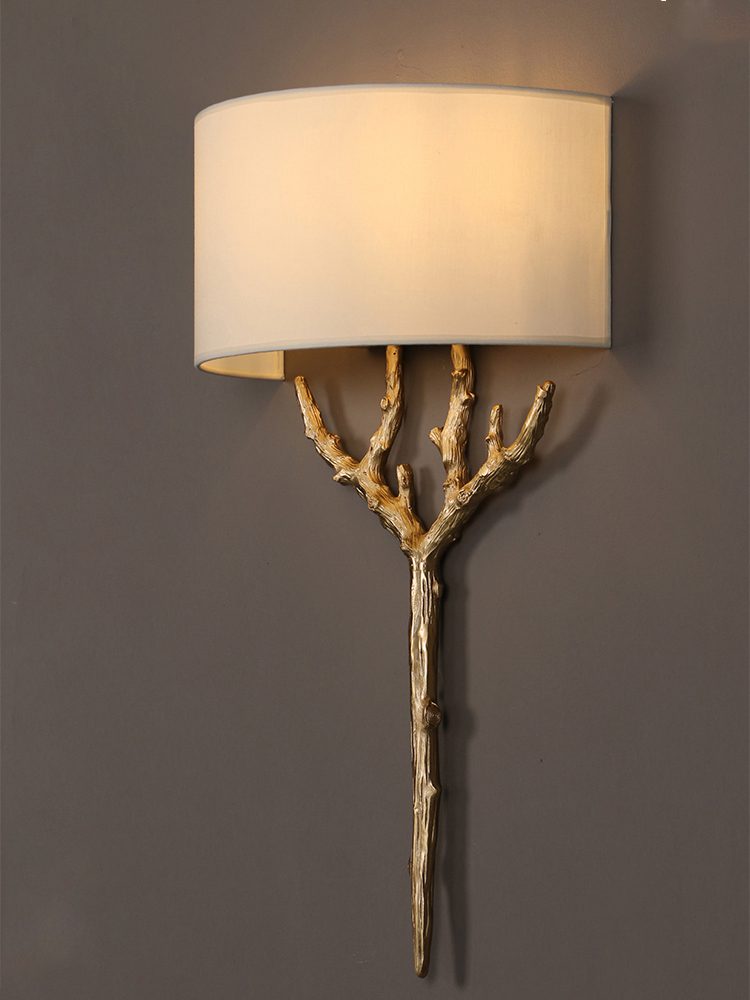 Ceryndir vägglampa med horn i mässing