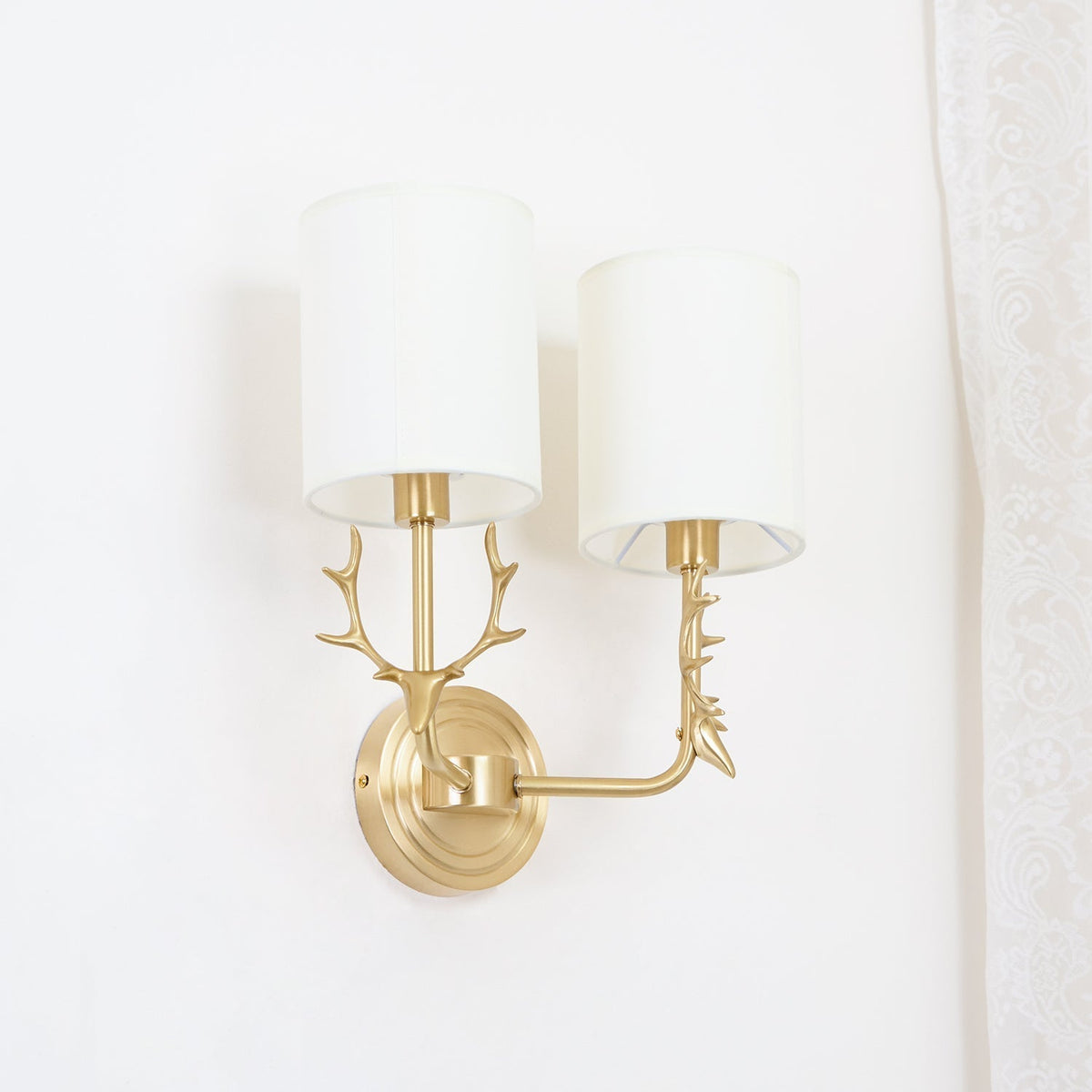 Auriviella elegant vägglampa i mässing med hjorthuvud