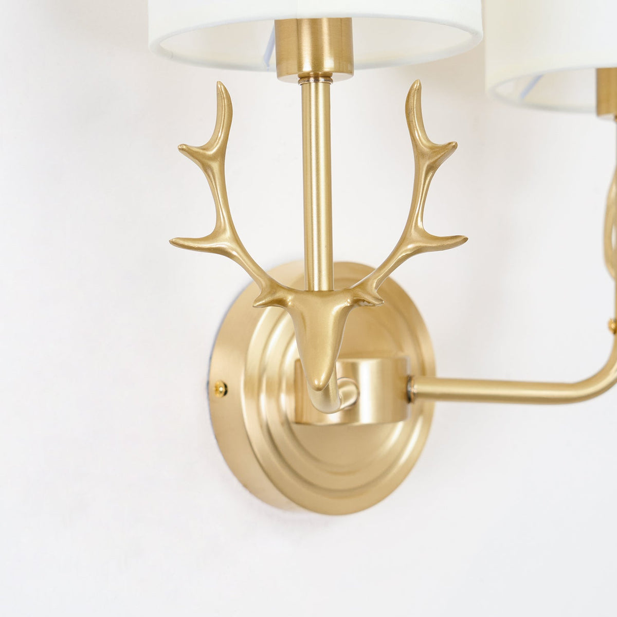 Auriviella elegant vägglampa i mässing med hjorthuvud