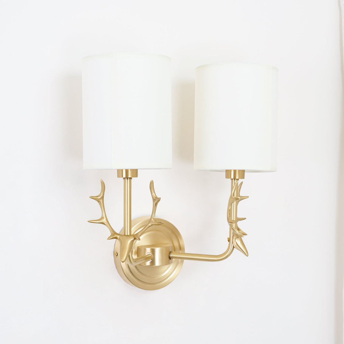 Auriviella elegant vägglampa i mässing med hjorthuvud