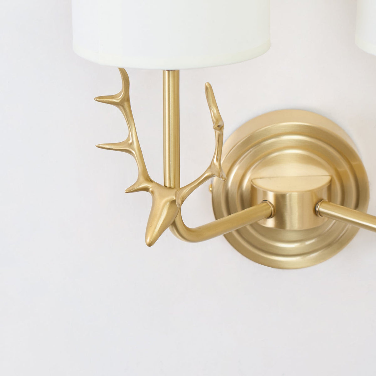 Auriviella elegant vägglampa i mässing med hjorthuvud