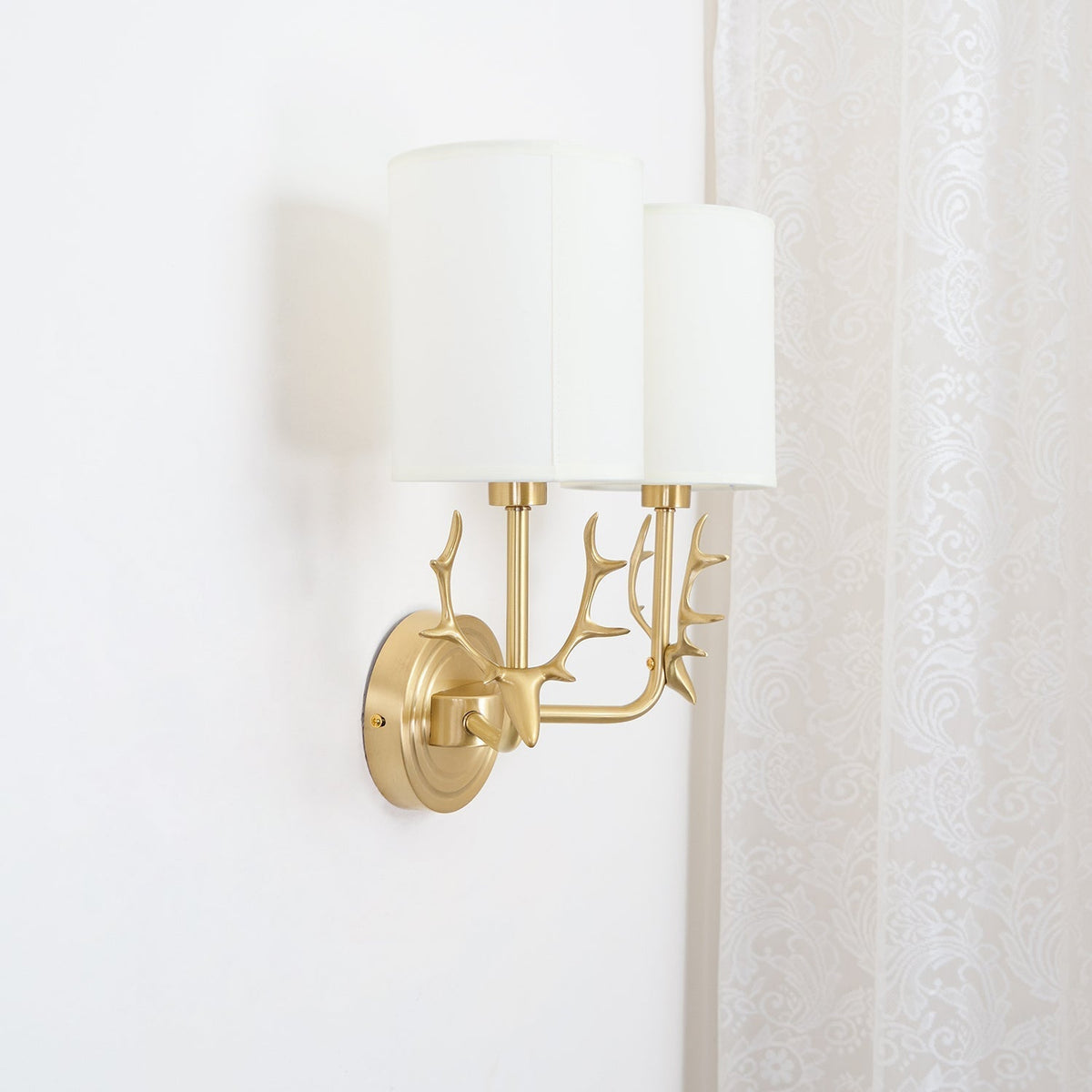 Auriviella elegant vägglampa i mässing med hjorthuvud