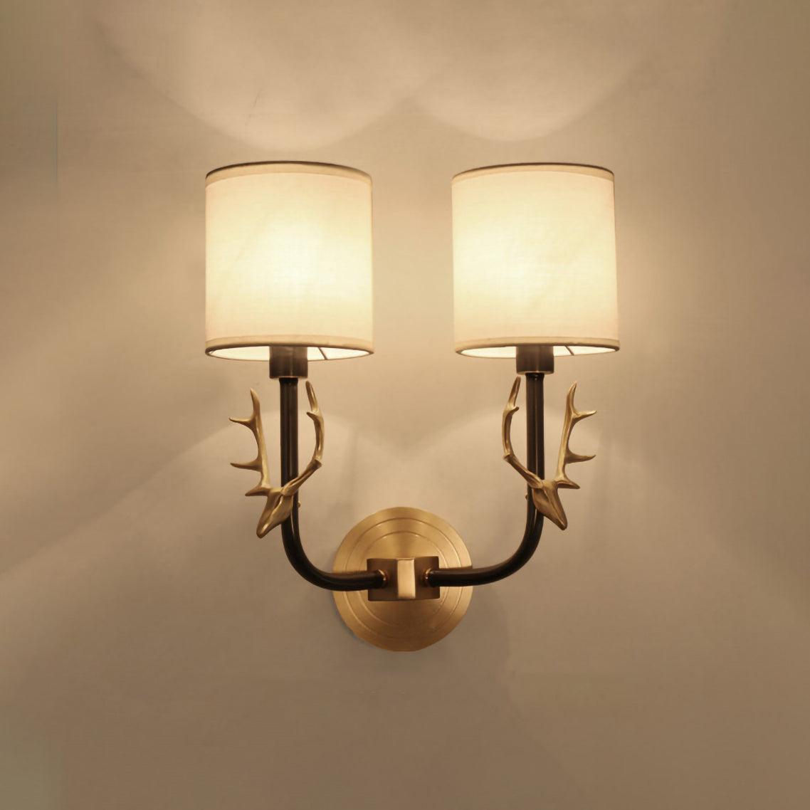 Auriviella elegant vägglampa i mässing med hjorthuvud