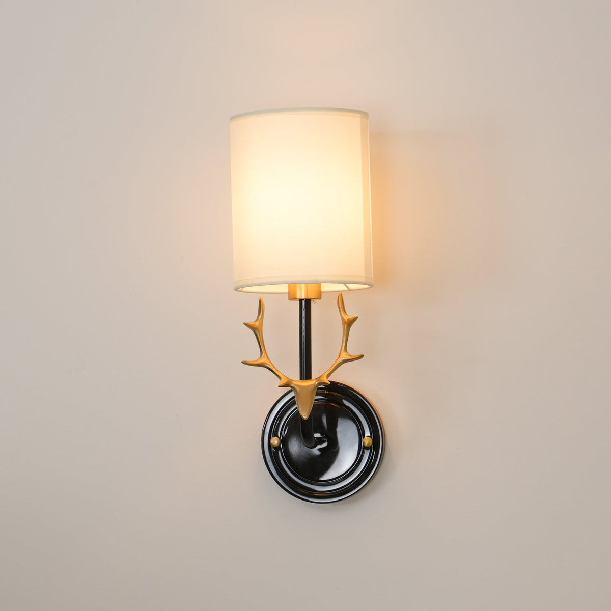Auriviella elegant vägglampa i mässing med hjorthuvud