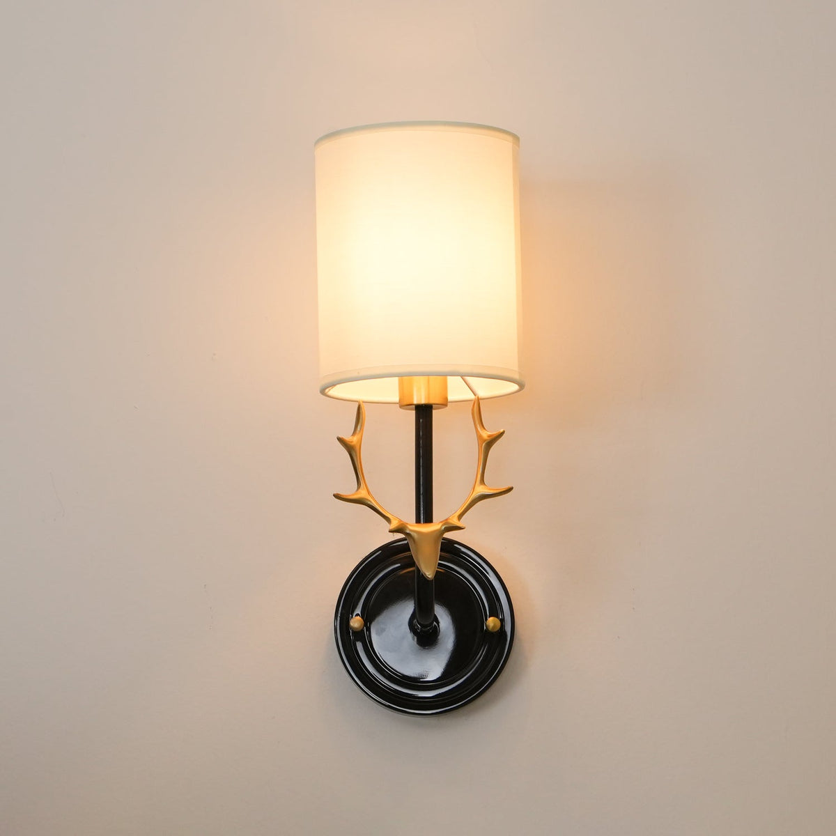 Auriviella elegant vägglampa i mässing med hjorthuvud