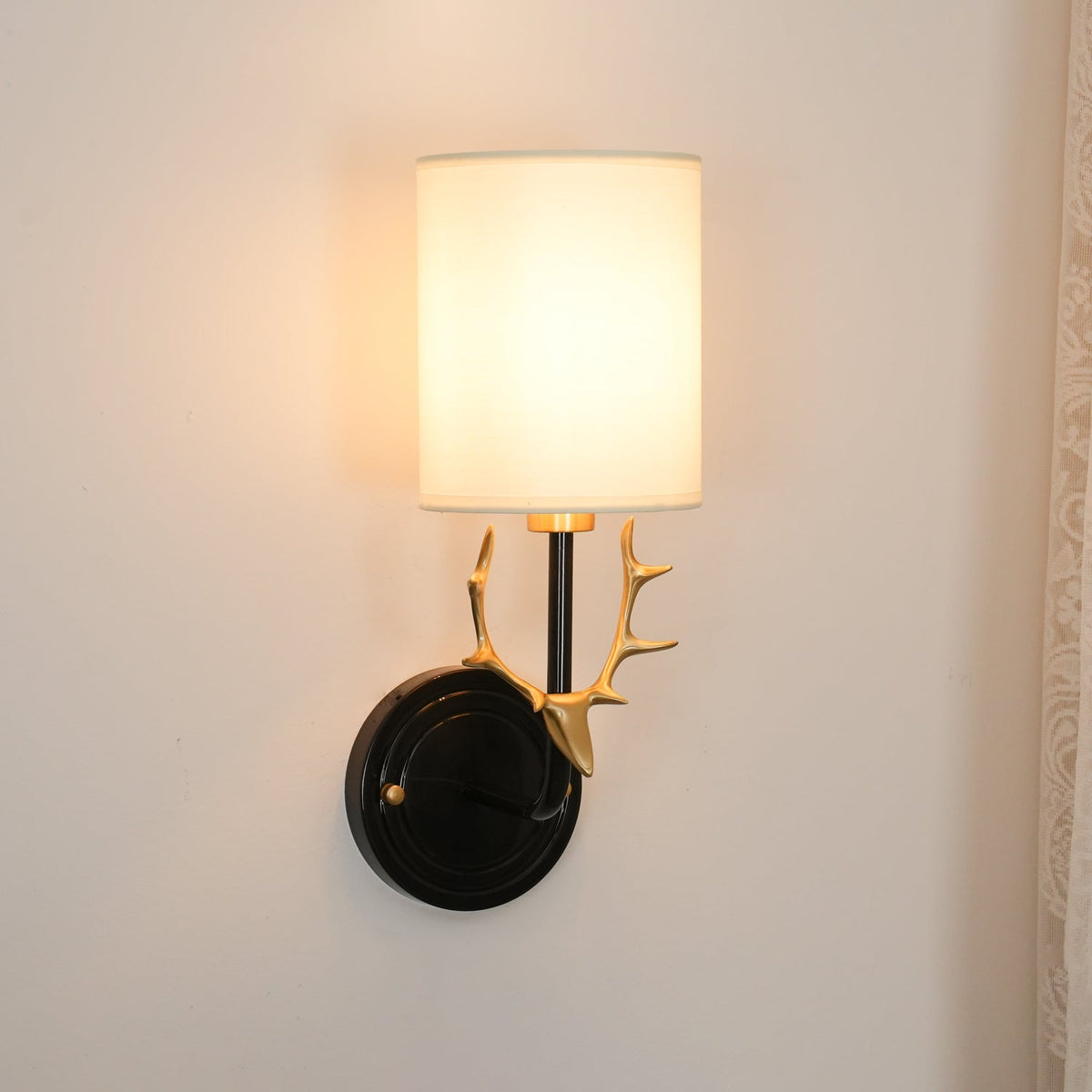 Auriviella elegant vägglampa i mässing med hjorthuvud