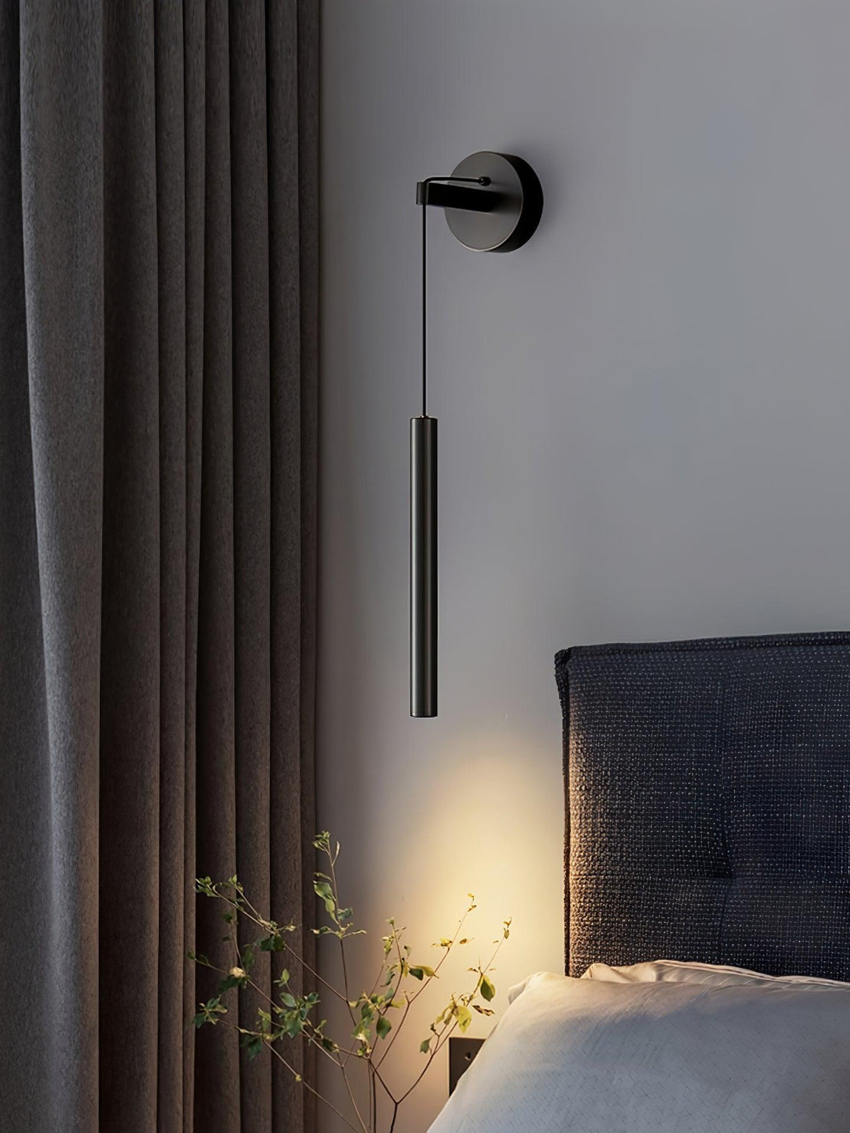 Candeeiro de parede Loxley de linhas modernas e minimalistas, em latão