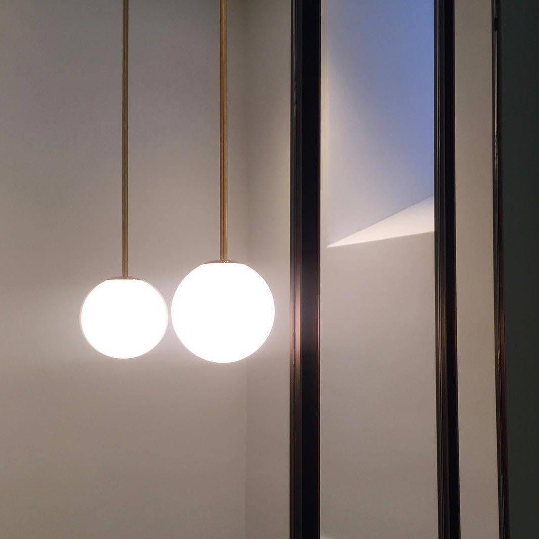 Candeeiro suspenso Oriinira em latão da coleção arquitetónica