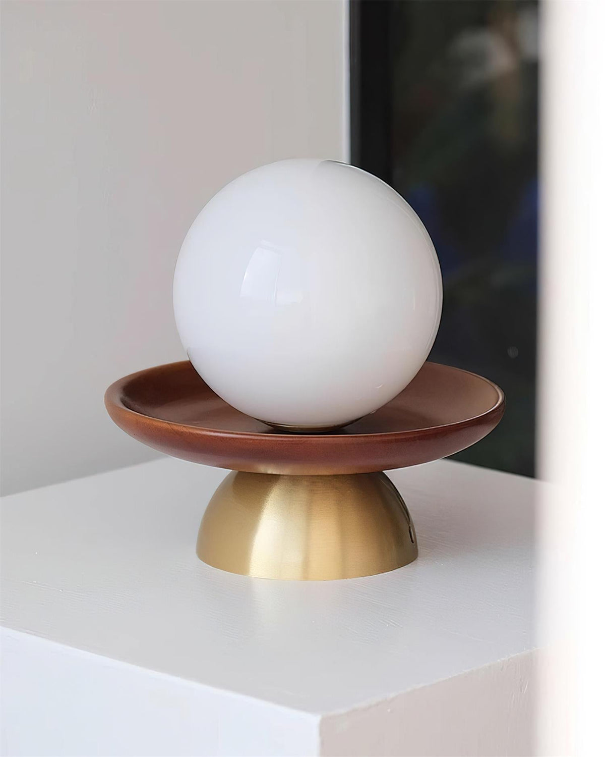 Candeeiro de teto Brody com globo de vidro opalino, latão e nogueira