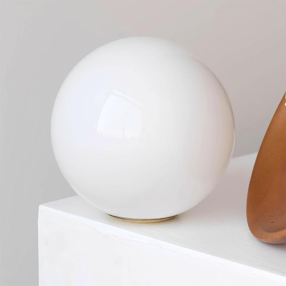 Candeeiro de teto Brody com globo de vidro opalino, latão e nogueira