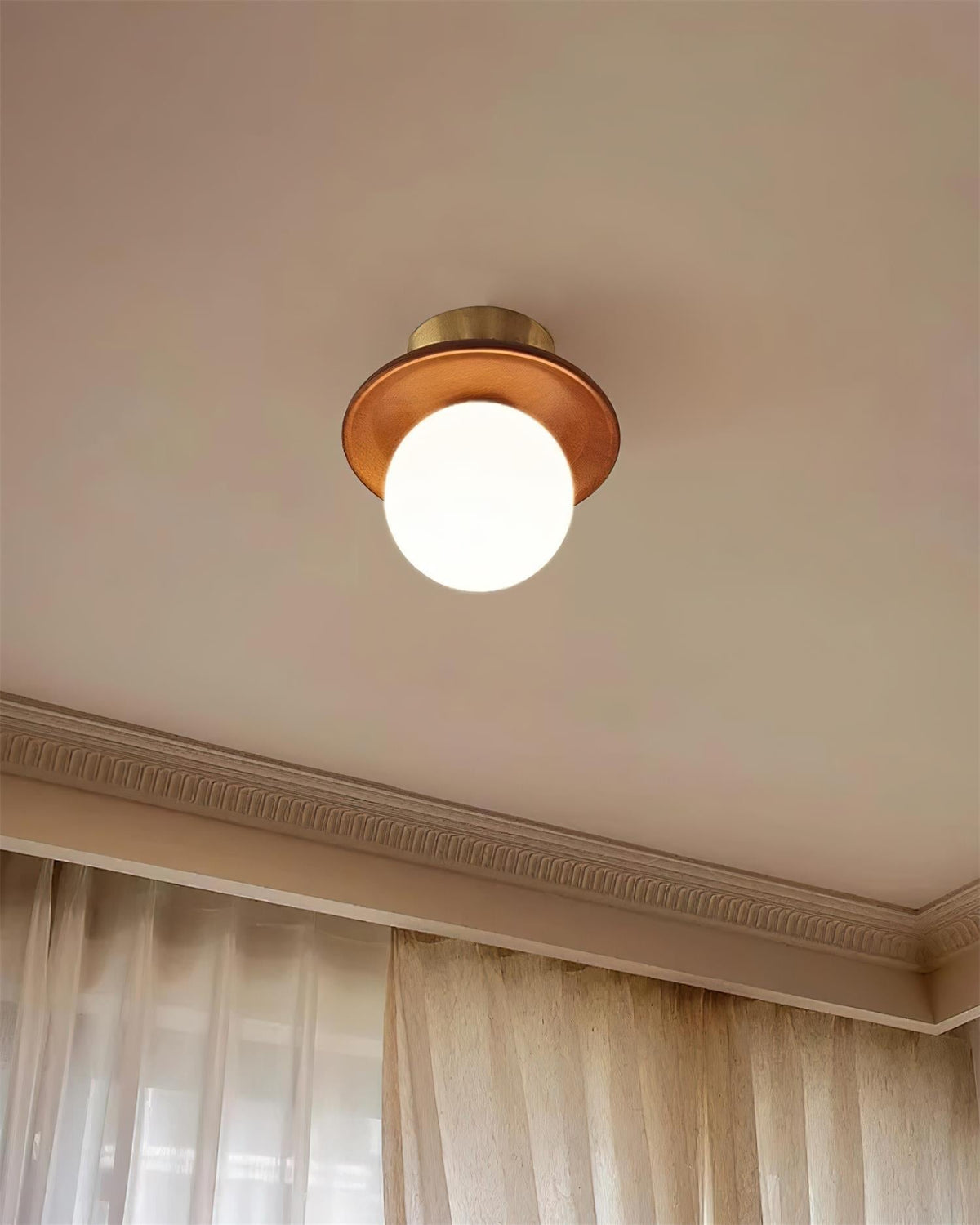 Candeeiro de teto Brody com globo de vidro opalino, latão e nogueira