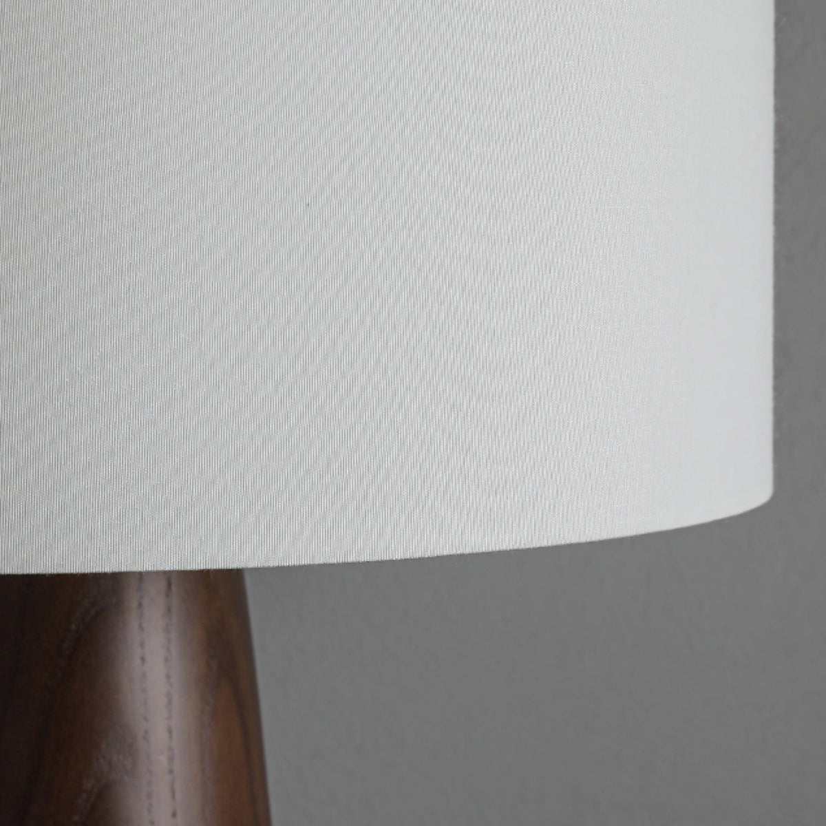 Ring minimalistisk bordlampe i træ