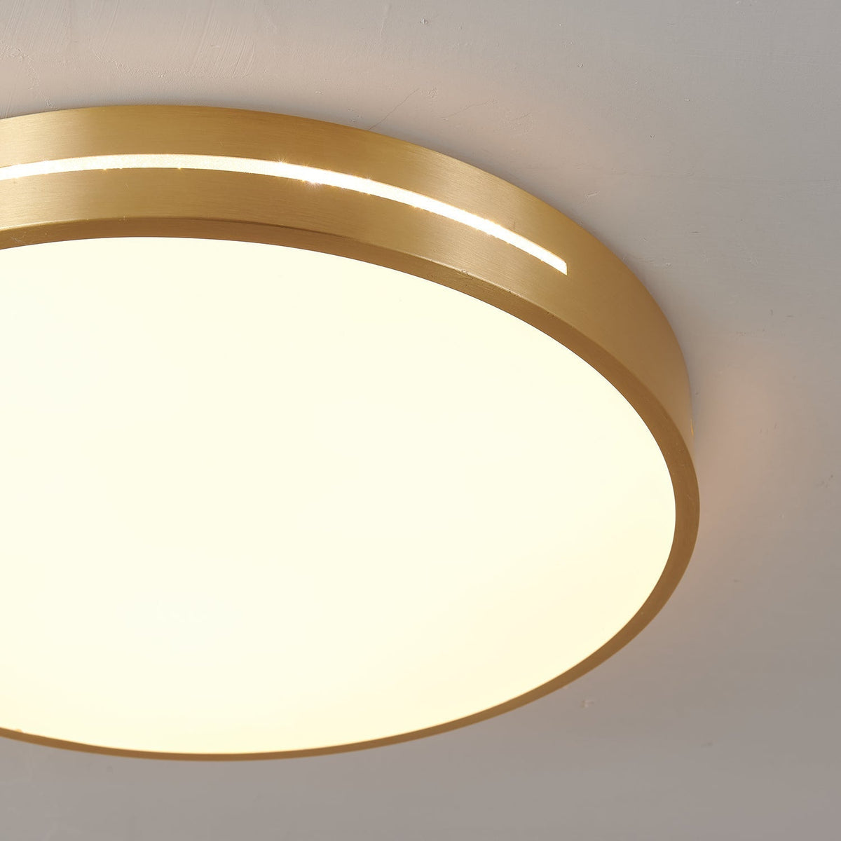 Candeeiro de teto moderno e minimalista em latão Eurcarara