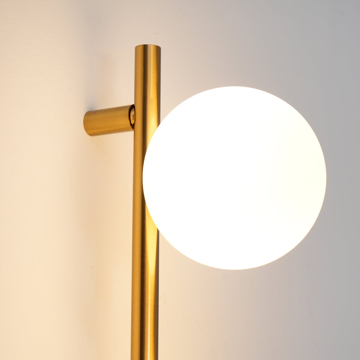 Ultheia-modernistinen minimalistinen lasiseinävalaisin karamellipalloilla