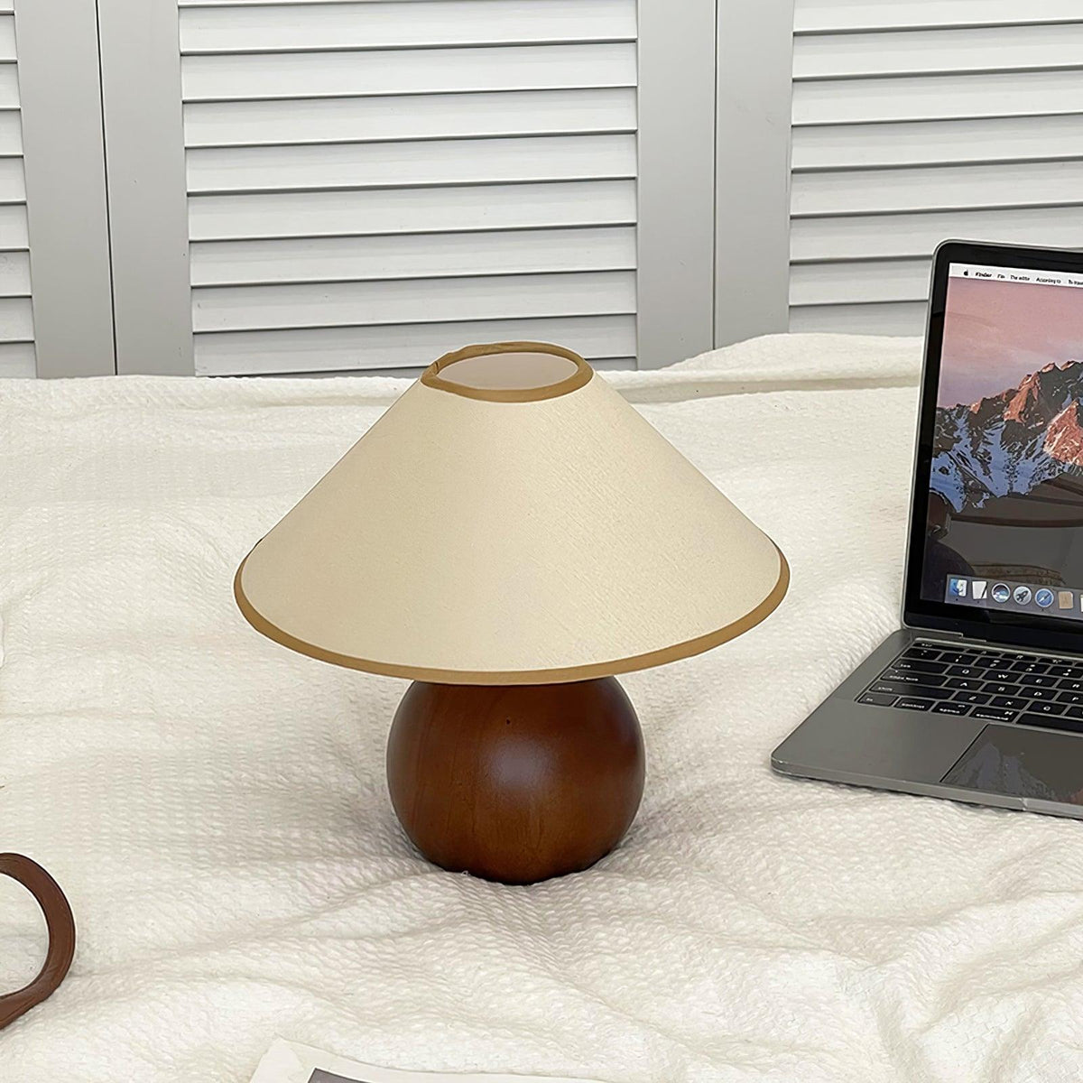 Aveneielle Table Lamp