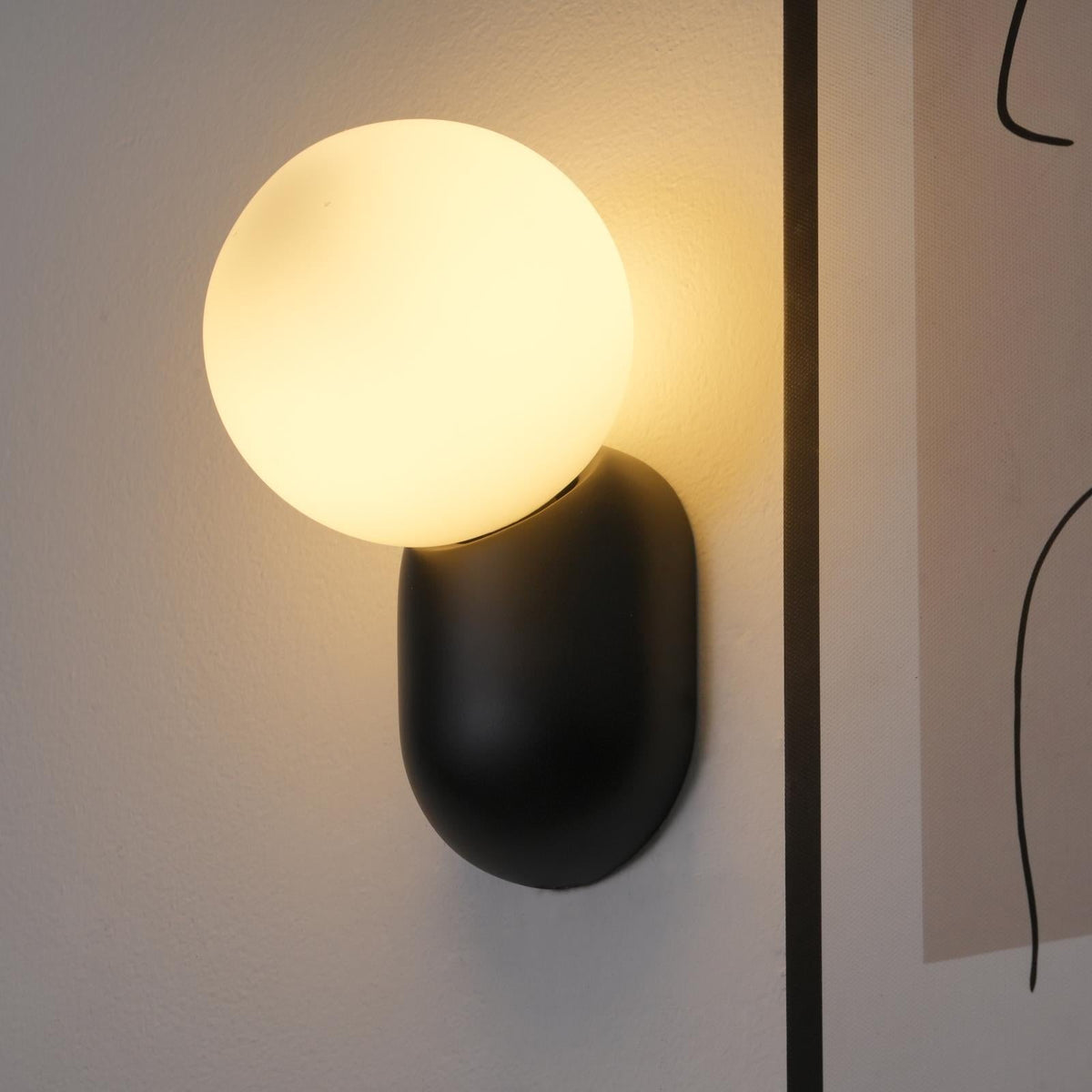 Nelo minimalískur kúluvegglampi