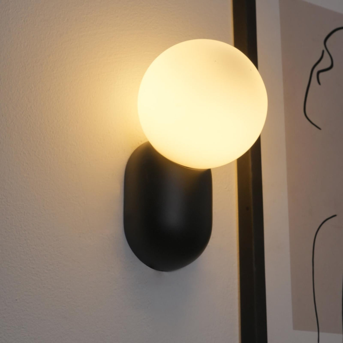 Nelo minimalískur kúluvegglampi