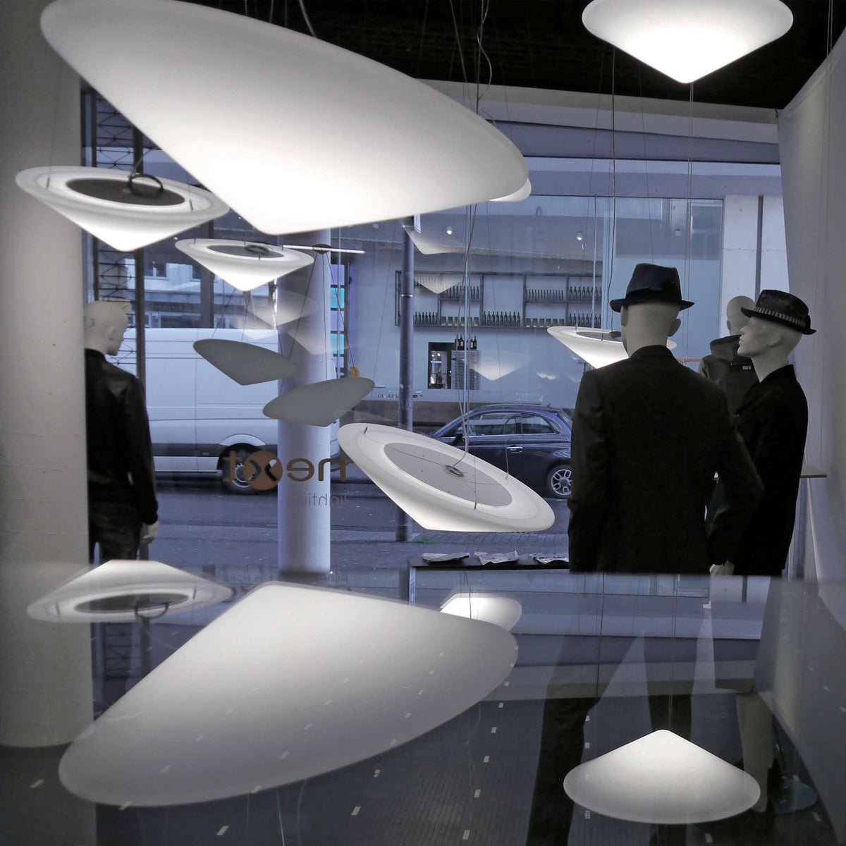 Othian pendellampa polyeten vinklad hatt minimalistisk
