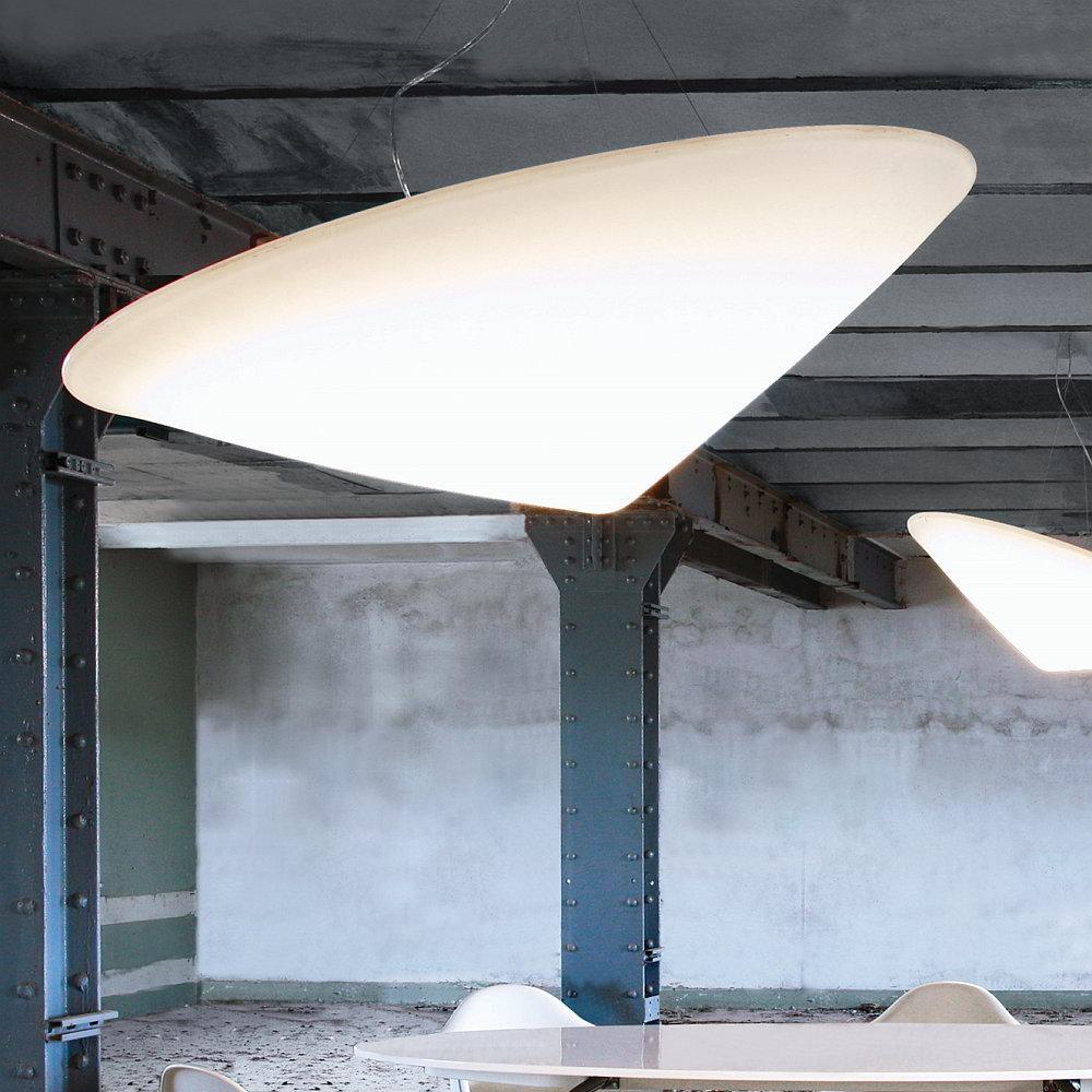 Othian pendellampa polyeten vinklad hatt minimalistisk