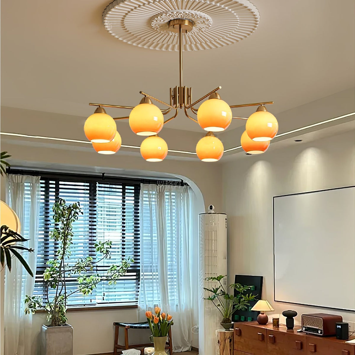 Oriorella minimalistisk lysekrone i messing med karamelfarvede globusser