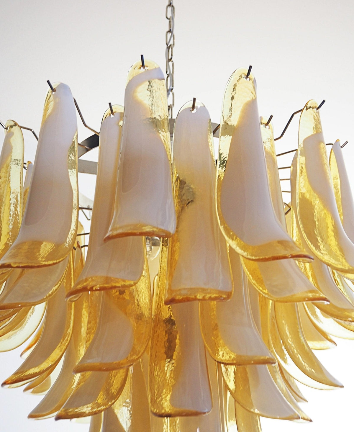 Velelian lysekrone med ravfarvede lagdelte Murano-glasblade