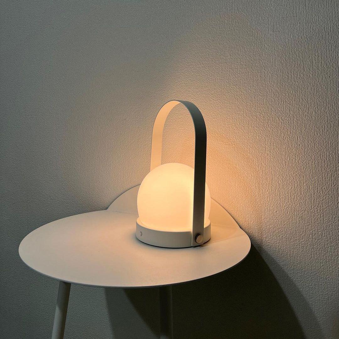 Zenon minimalistinen lasipöytävalaisin