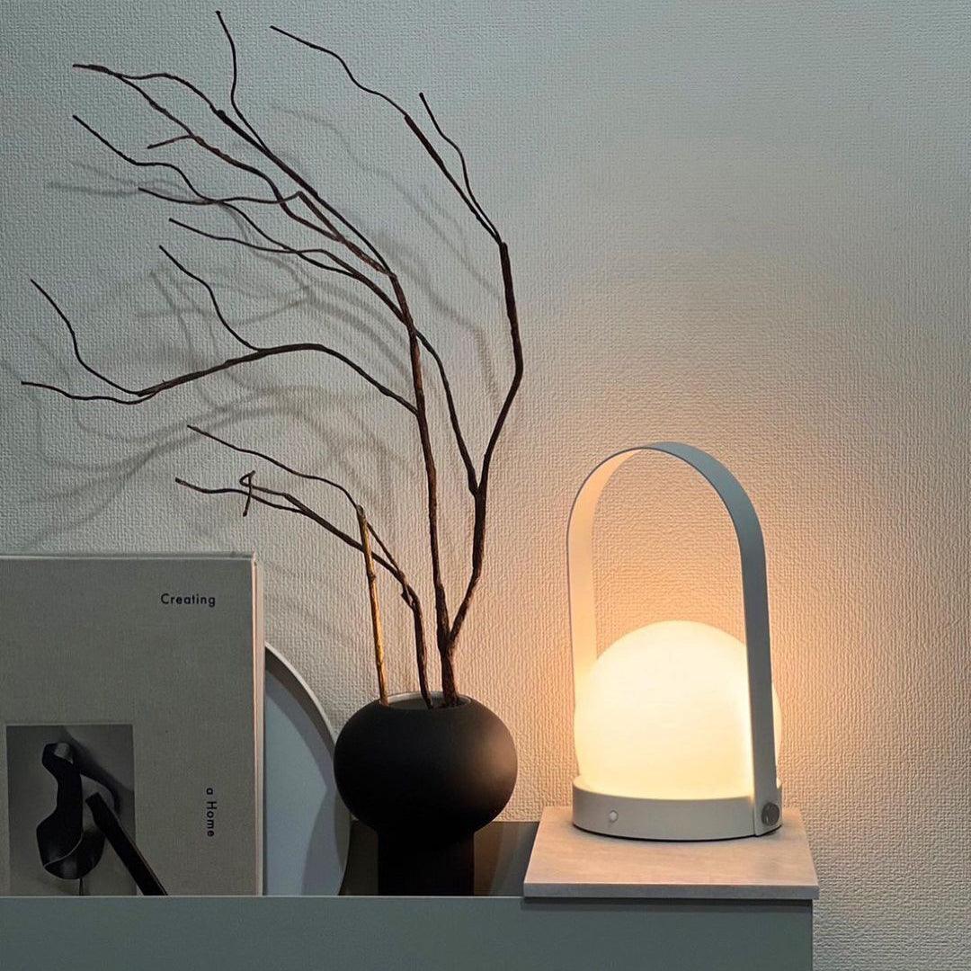 Zenon minimalistinen lasipöytävalaisin