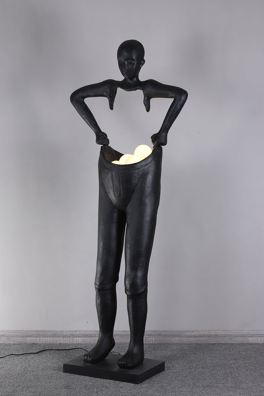 Candeeiro de pé escultural preto Vamiryra