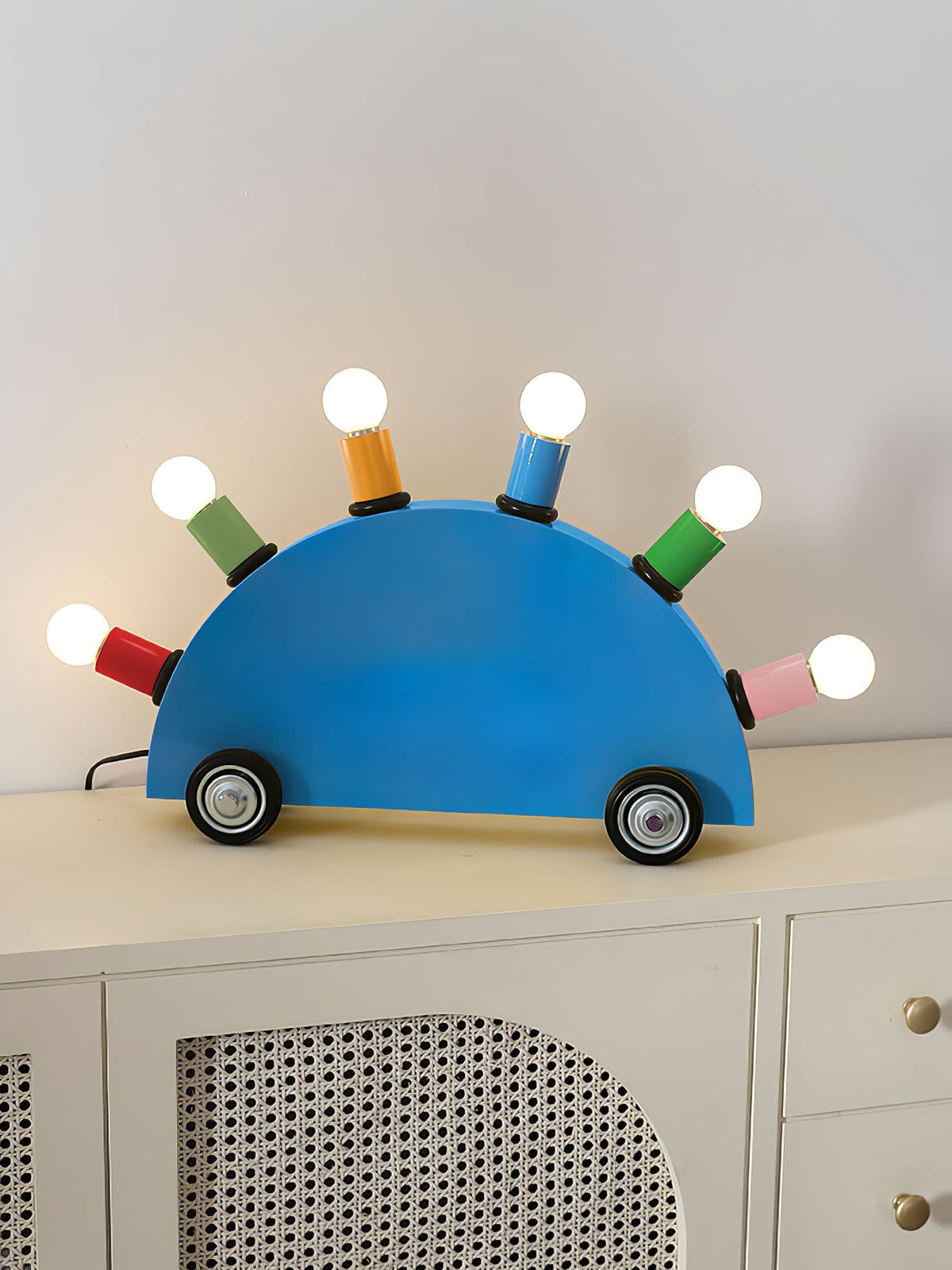 Mirerette bordlampe med farverig bil til børneværelset