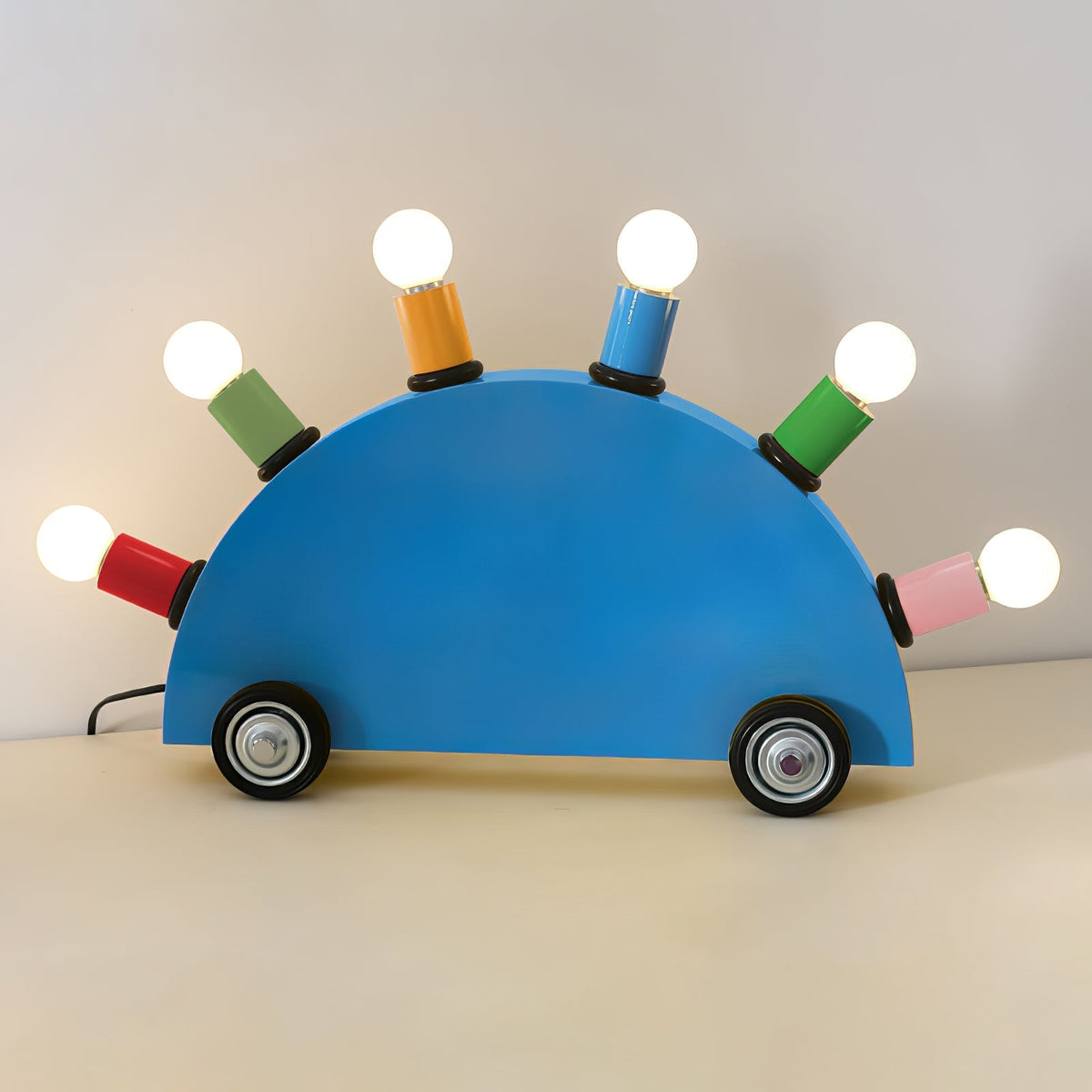 Mirerette bordlampe med farverig bil til børneværelset
