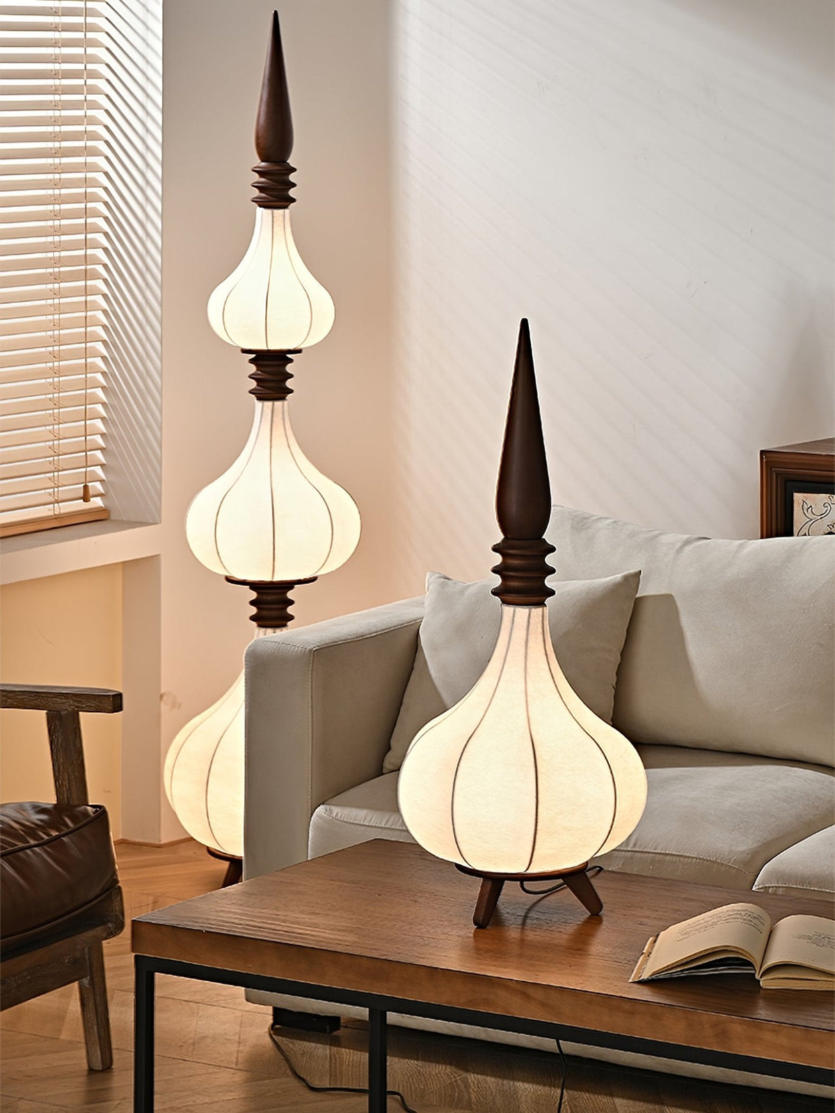Trappad golvlampa i kalebassform Cetalyra