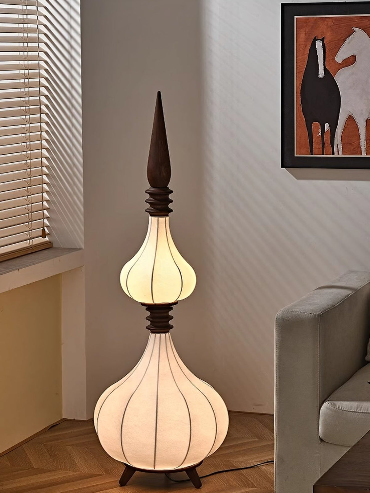 Trappad golvlampa i kalebassform Cetalyra