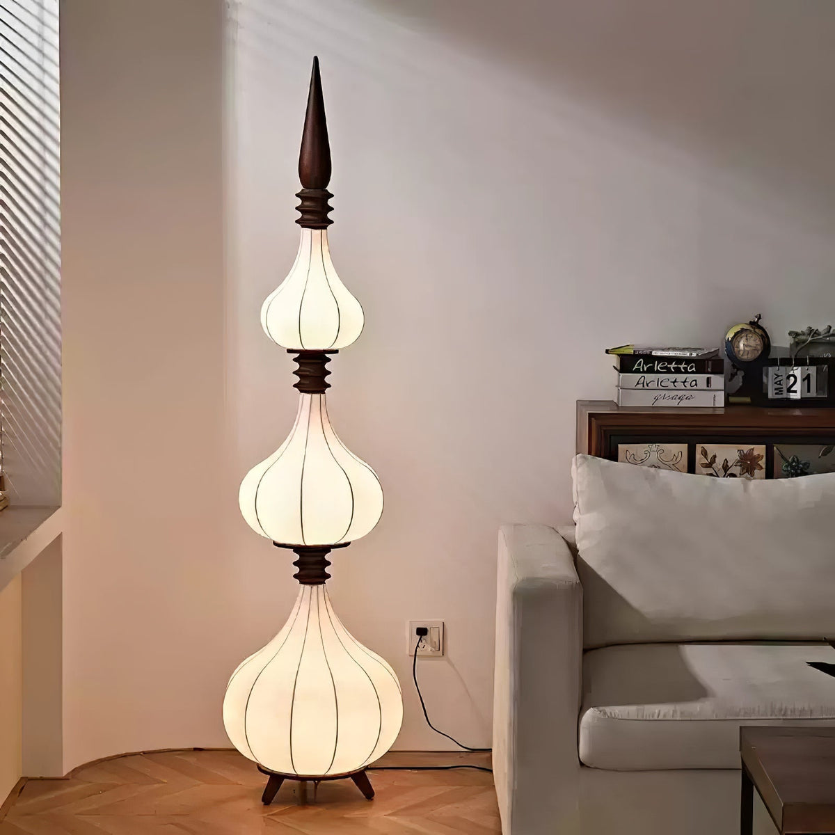 Trappad golvlampa i kalebassform Cetalyra