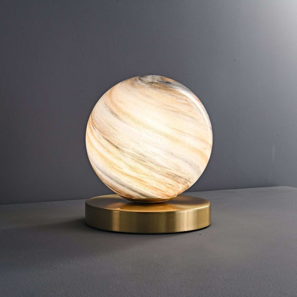 Casuelle samtida bordslampa i mässing