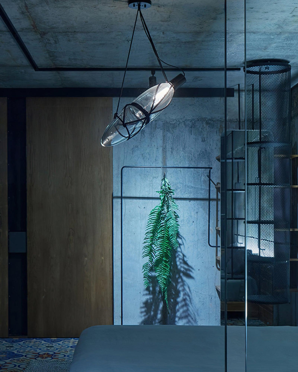 Sior kreativ flaskeformet pendellampe i glas