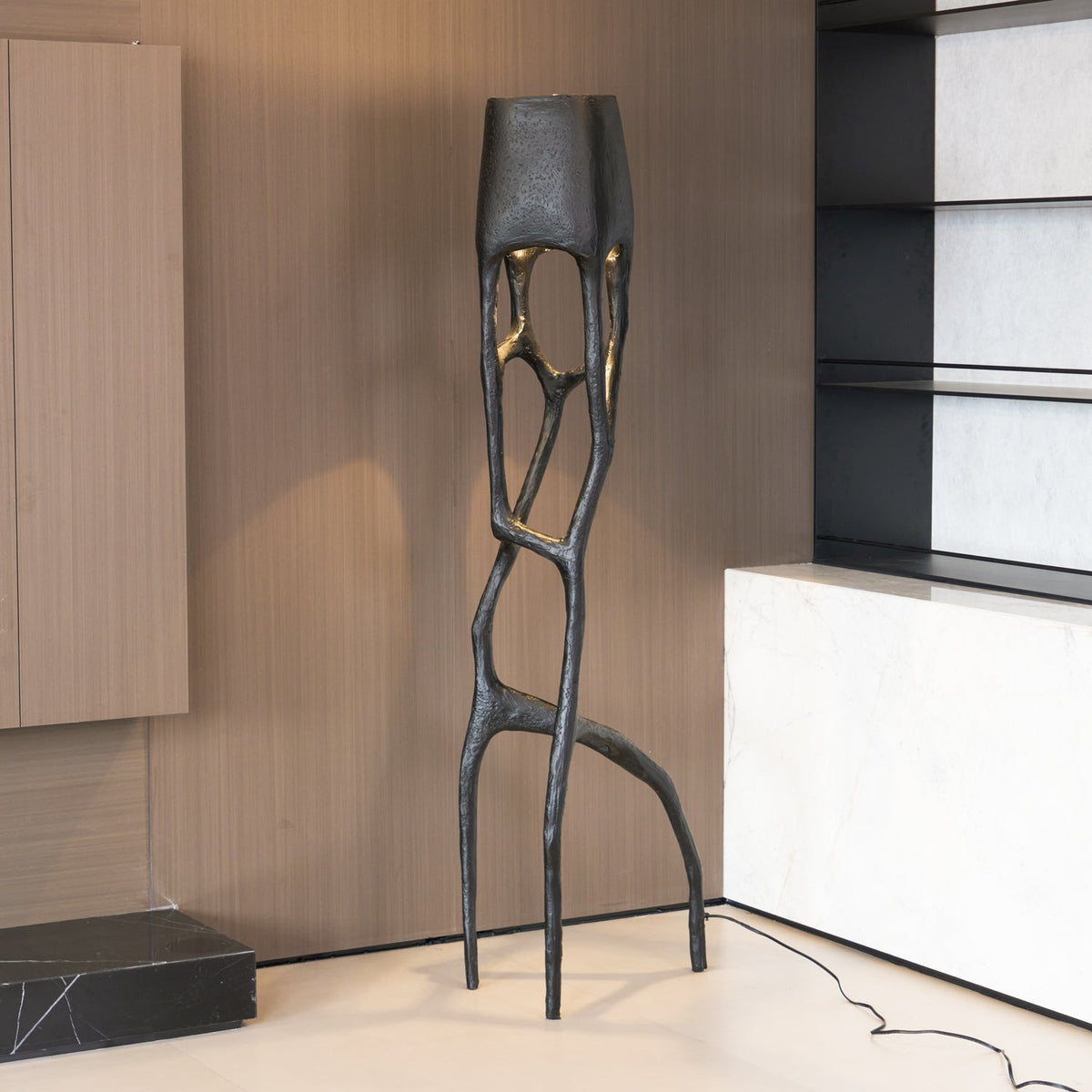 Candeeiro de pé com escultura gótica Caelith