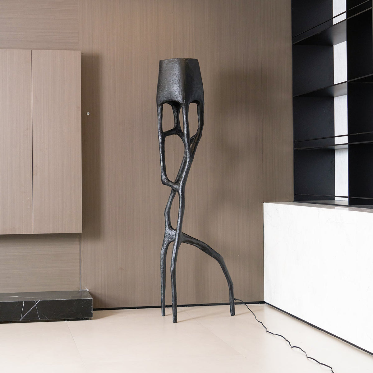 Candeeiro de pé com escultura gótica Caelith