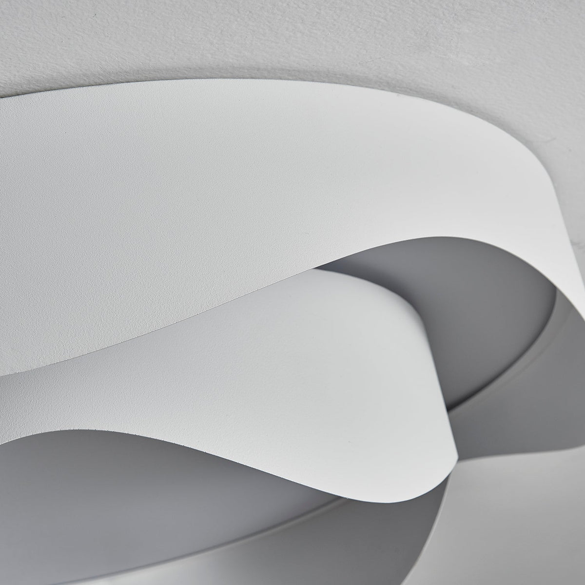 Elaisise hvid loftlampe til stuen