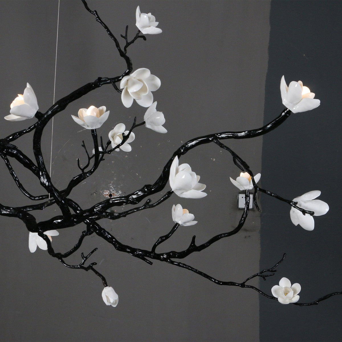 Fioeiel lysekrone med keramisk blomst og sort gren