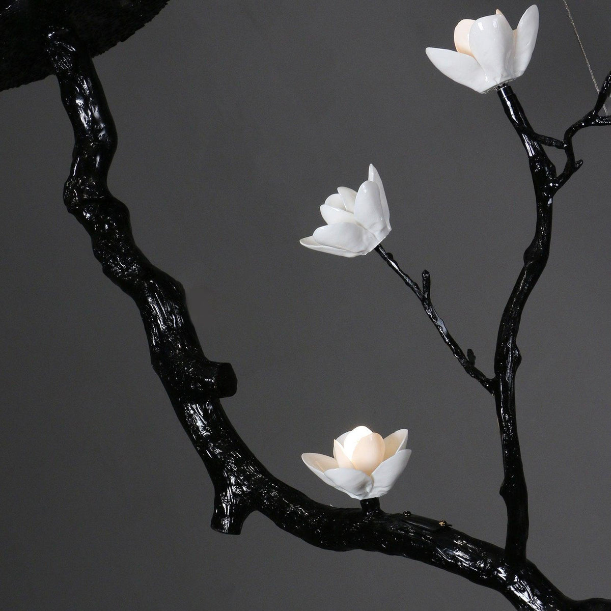 Fioeiel lysekrone med keramisk blomst og sort gren