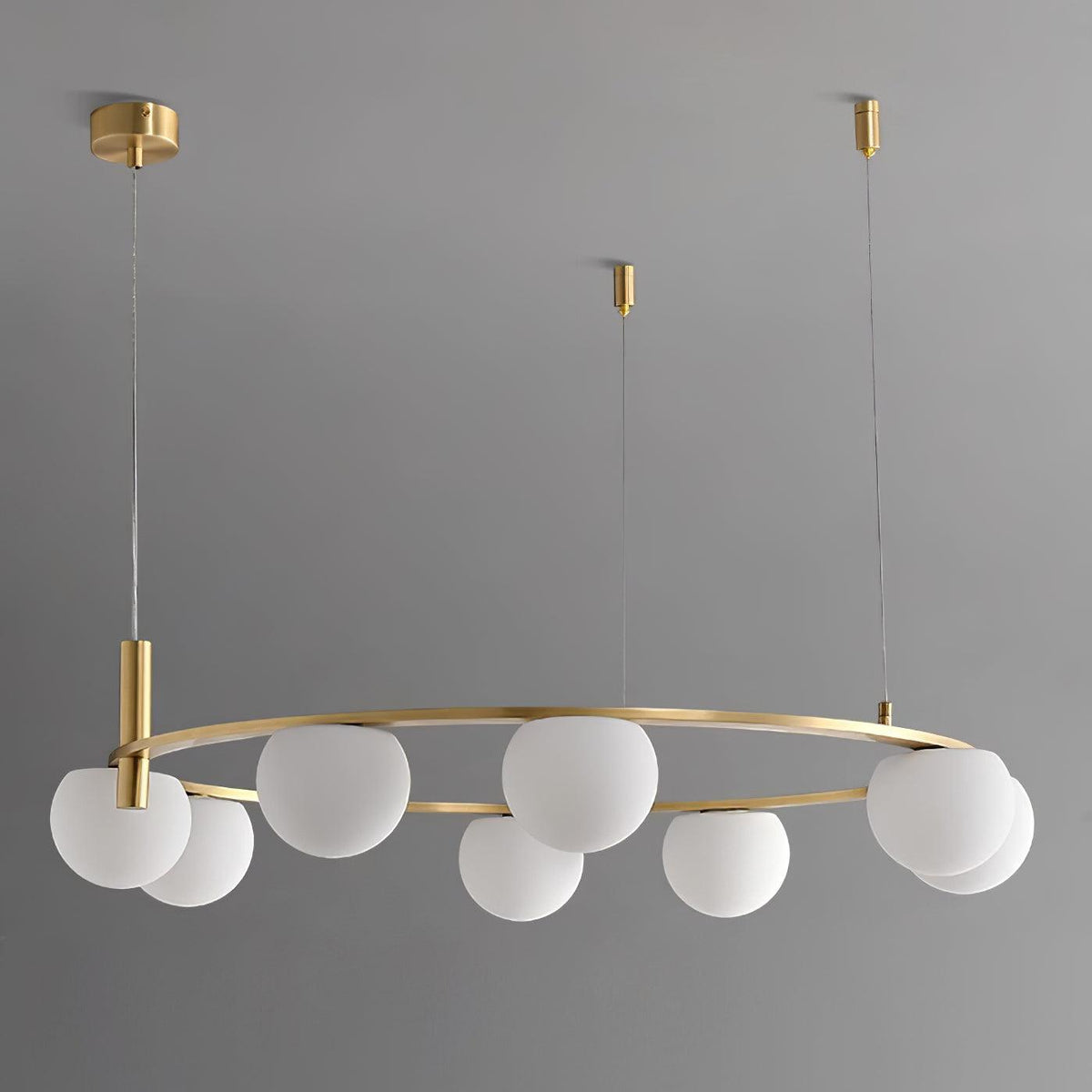 Lysekrone med kugleformede glasskærme, metalring, guldfinish, moderne