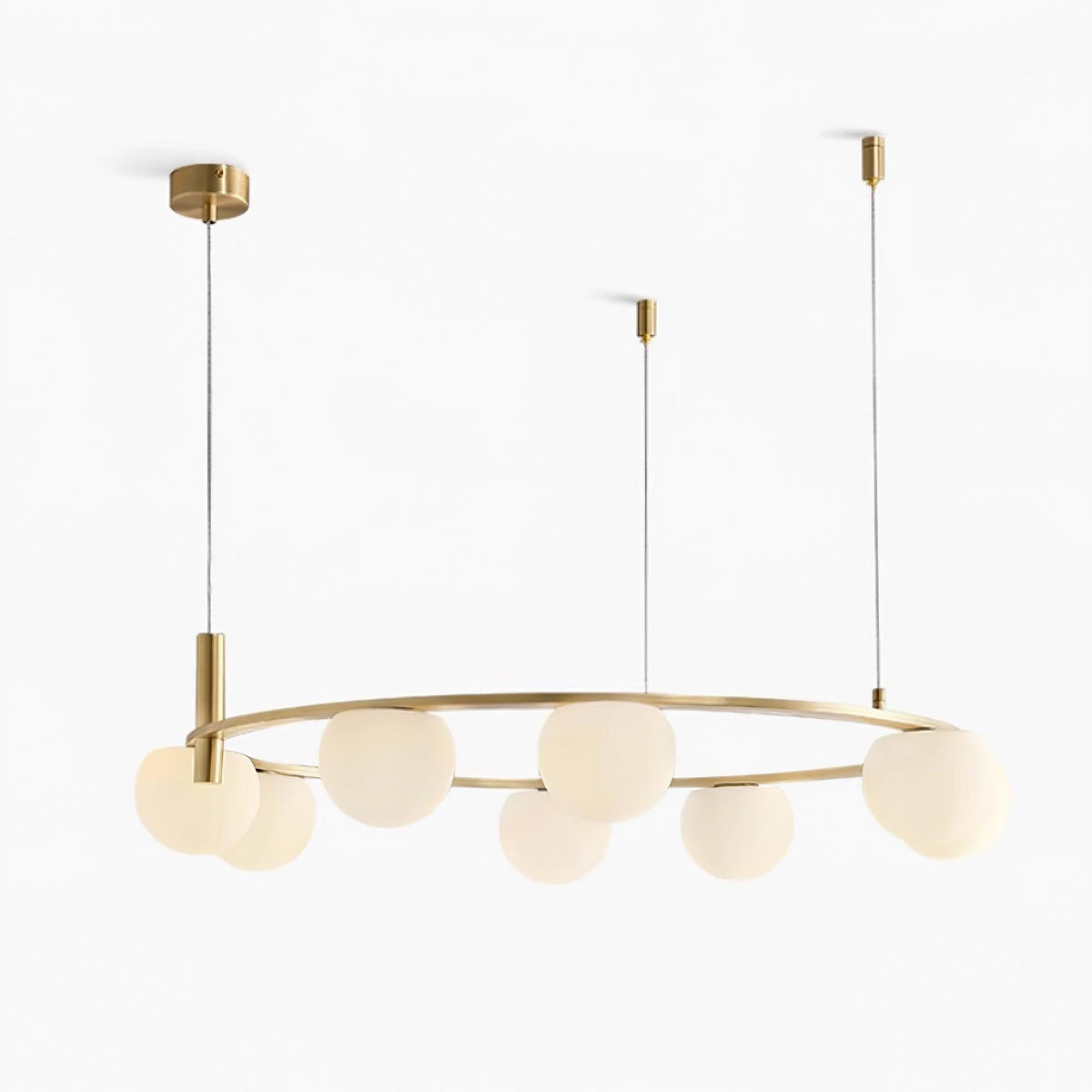 Lysekrone med kugleformede glasskærme, metalring, guldfinish, moderne